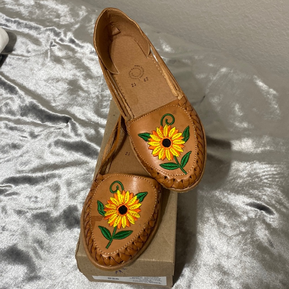 Brand New Mexican huaraches. I believe they are USA size 9, box says 26 Mexico